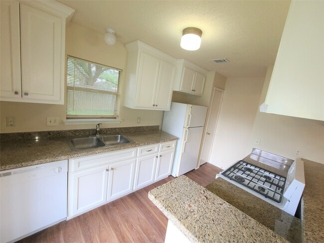 Building Photo - 11166 Thunderhaven Dr