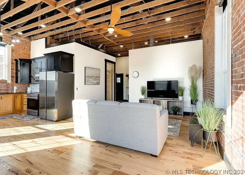 Building Photo - 118 E Main St