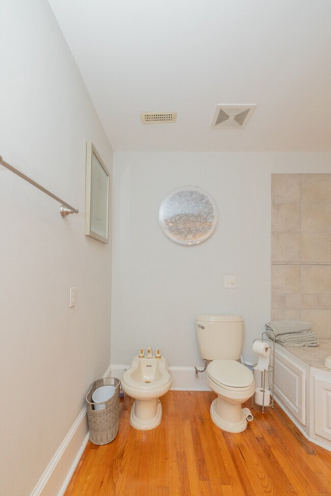 Building Photo - 944 Lakeview Dr