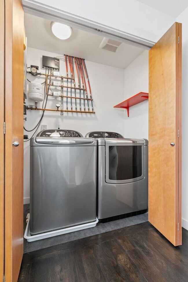 Building Photo - Stunning Modern Air-Conditioned in Coveted...