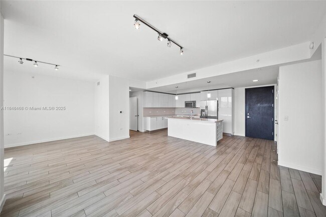 Building Photo - 999 SW 1st Ave