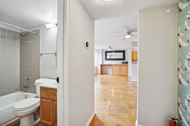 Building Photo - Available Now! 1 bed/ 1 bath in a light-fi...