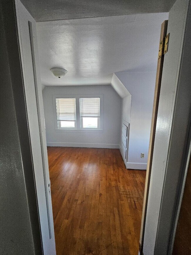 Building Photo - 370 Ahnaip St