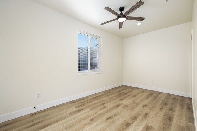 Building Photo - Nearly Brand Bew 3+2 apartment with parking!