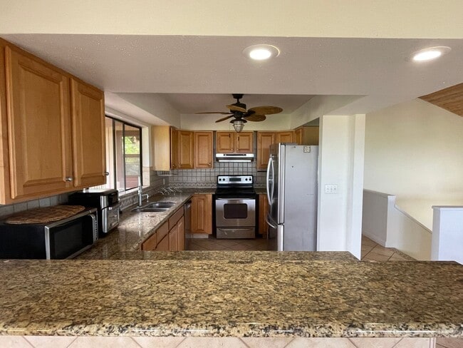 Building Photo - Spacious Mahinahina 3 Bedroom