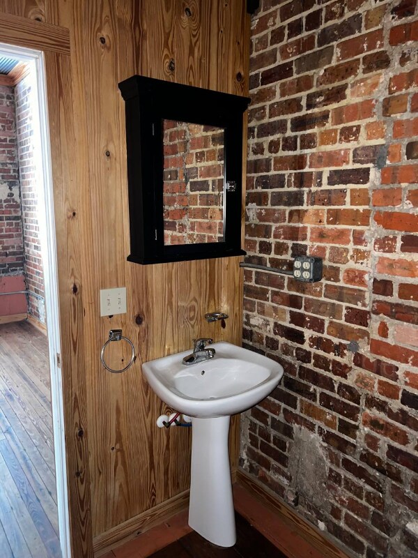 Building Photo - 1043 S Pine St