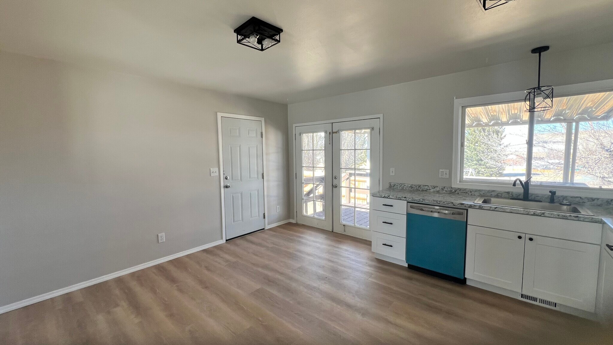 Building Photo - 715 Saratoga Dr