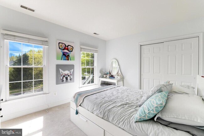 Building Photo - 2945 Oakton Knoll Ct