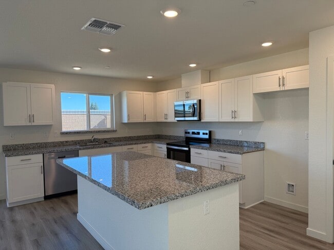 Building Photo - 2025 New Build! 5 bed 3 bath