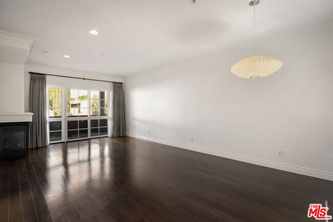 Building Photo - 851 N San Vicente Blvd