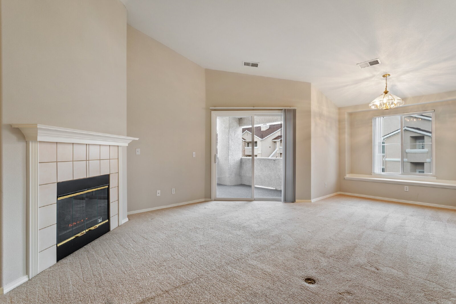 Building Photo - Stylish 3-Bed Condo in Gated Community – J...