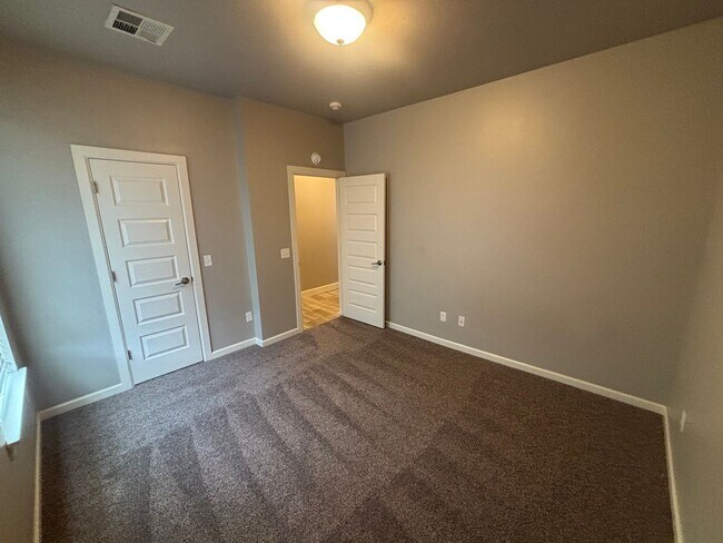 Building Photo - Beautiful 4 bed, 2 bath WITH an Office and STORM SHELTER