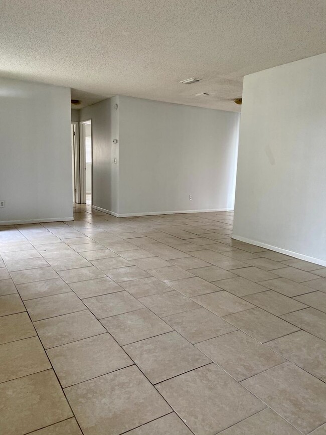 Building Photo - 3/1.5 Home Now Available In Deltona