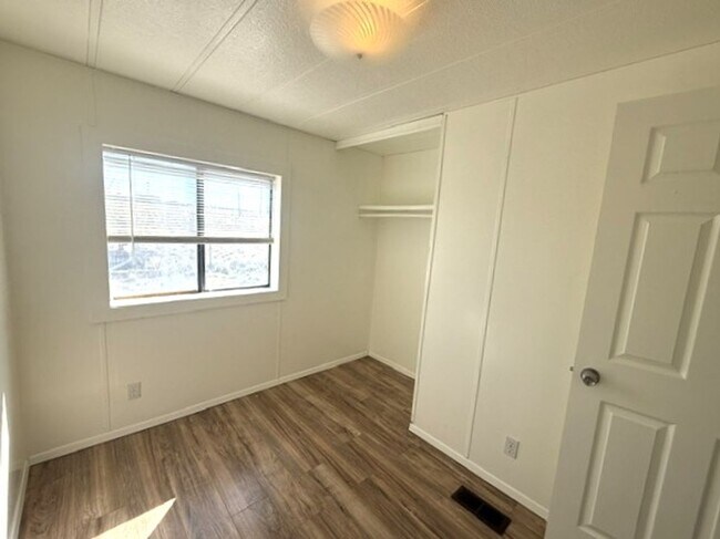 Building Photo - 3 bedroom single wide in Rydon