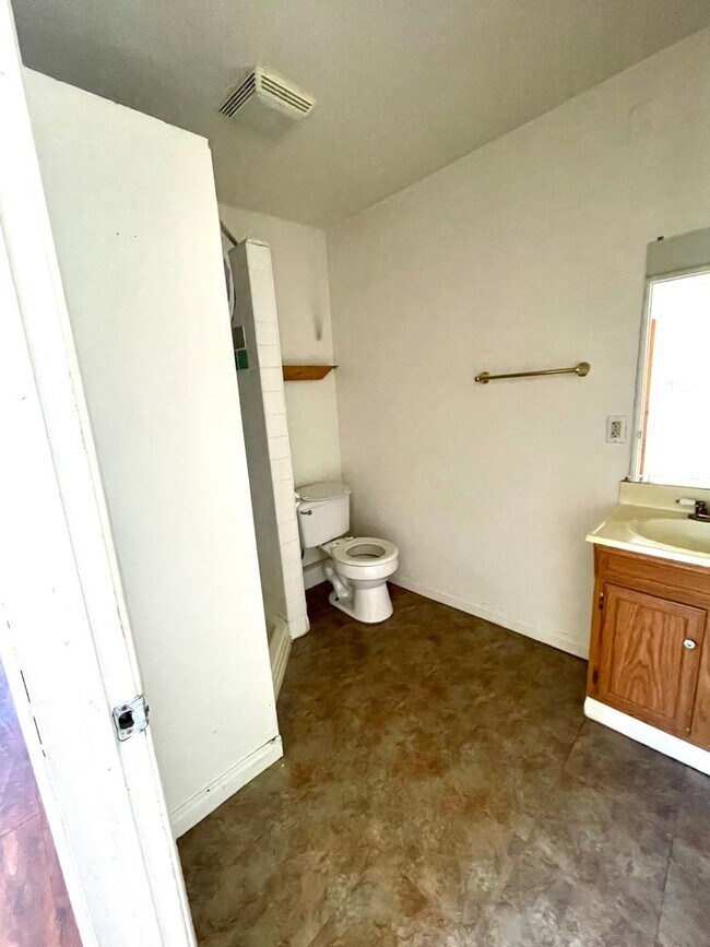 Building Photo - 3 Bedroom 2 Bathroom Home Near Town