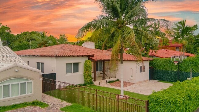 Building Photo - 3722 Royal Palm Ave