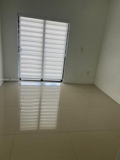 Building Photo - 885 E 1st Ave