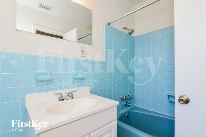 Building Photo - 4818 W Bay Villa Ave