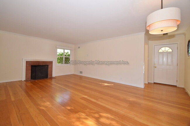 Building Photo - Adorable Home in Ideal San Anselmo Neighbo...