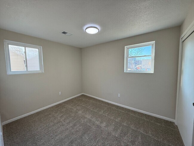 Building Photo - 2606 E Hennepin Ave