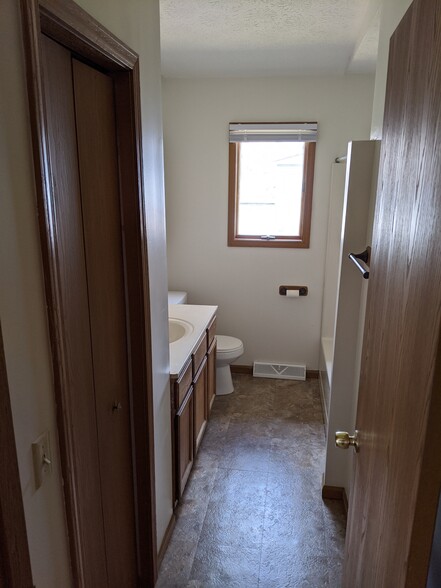 Full Bathroom - 3027 Pleasant St NW