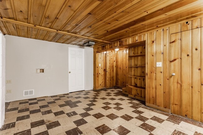 Building Photo - AVOID SCAMMERS!! WE DO NOT POST ON CRAIGSLIST!! Charming 2 Bedroom, 1 Bath brick home a block fro...