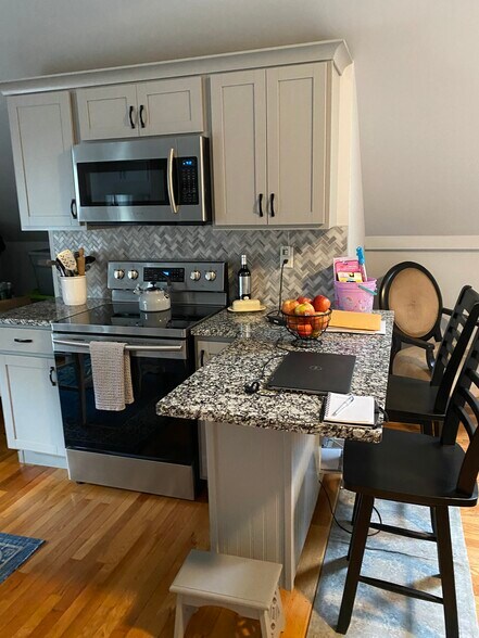 Building Photo - 10 Beehive Dr