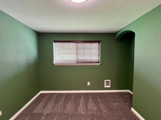 Building Photo - Pet Friendly 3BD Rambler