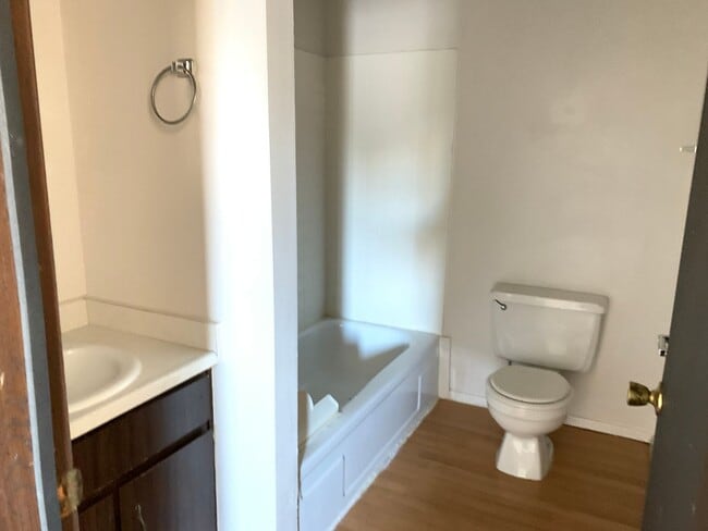 Building Photo - 2 Bedroom Upstairs Unit off 20th Street