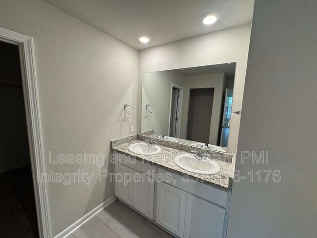 Building Photo - 325 White Pine Dr