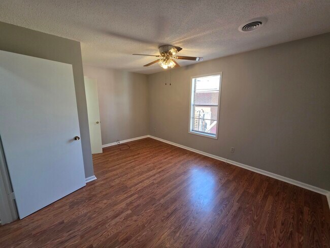 Building Photo - 1404 Cameron St
