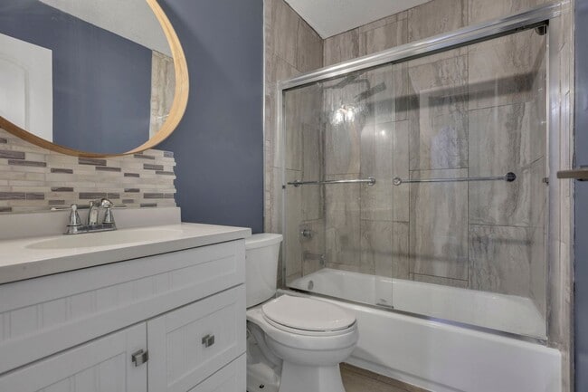 Building Photo - Beautiful 3 Bedroom 1.5 Bathroom Townhome Minutes from Easton