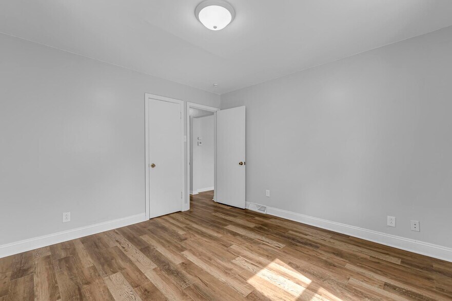 Master Bedroom - 9440 Kathlyn Dr