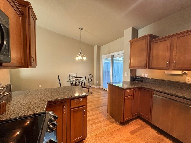 Building Photo - 3 BED | 3 BATH | TOWNHOME | DOUBLE GARAGE | WEST