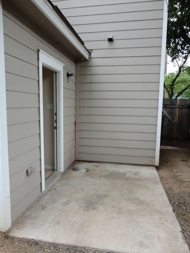 Building Photo - Nice 4 bedroom house close to down town!