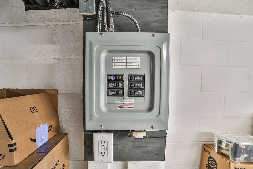 Building Photo - 32 Bernhardt Dr