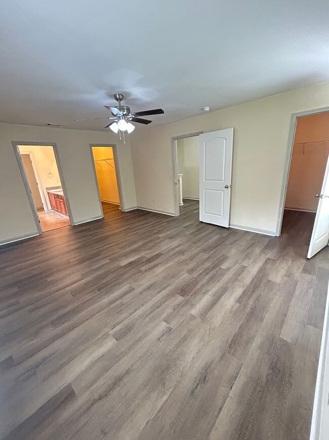 Building Photo - 4 bedroom/2.5 bathroom in Savannah, GA