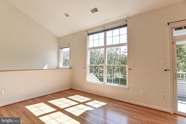 Building Photo - 10706 Symphony Way