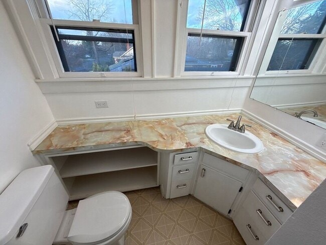 Building Photo - 1615 D St NE