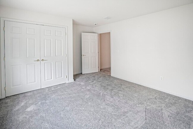 Building Photo - Beautiful 3 bedroom, 3 bath home in over 5...