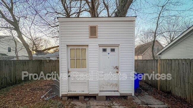 Building Photo - 3027 Peronne Ave
