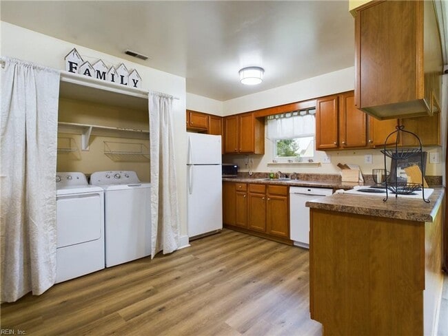 Building Photo - 3BD/2BA Ranch in Quiet Cul-de-sac Attached Garage!  Fully Fenced Large Backyard!