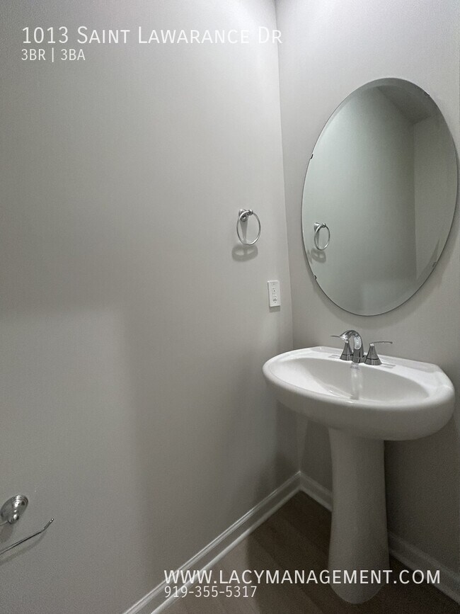 Building Photo - 1013 St Lawrence Dr