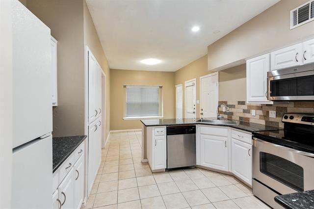 Building Photo - 2221 Meadowstone Dr