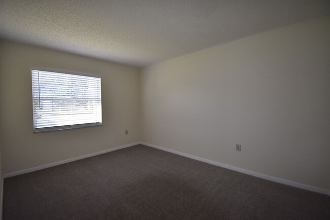 Building Photo - APOPKA: 3 bed/2 bath POOL HOME - AVAILABLE...