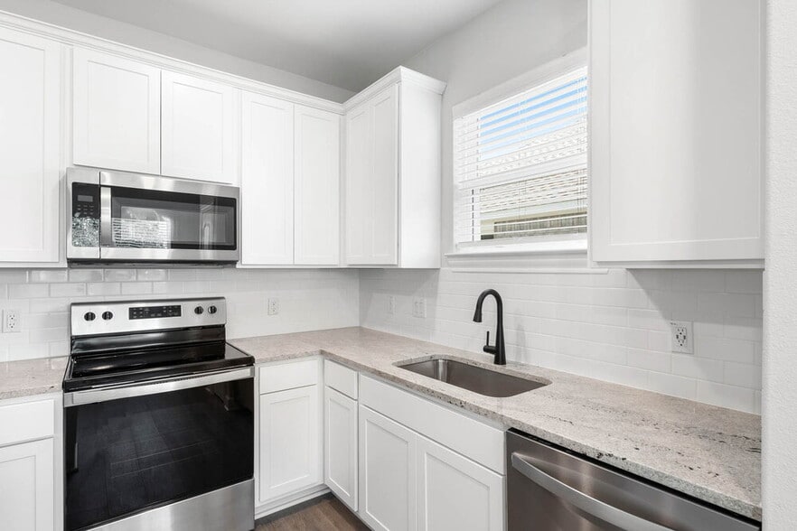Building Photo - 232 Live Oak Ln