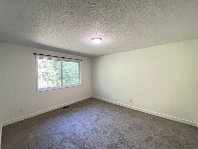 Building Photo - Beautiful 2 Bed, 1 Bath Duplex in SW Portland! Enjoy Private Yard, Spacious Floorplan in a Great ...