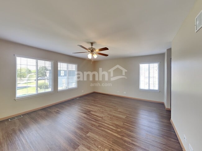 Building Photo - 1007 Angelica Cir