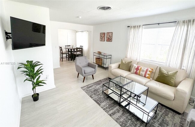 Building Photo - 1313 NE 118th St