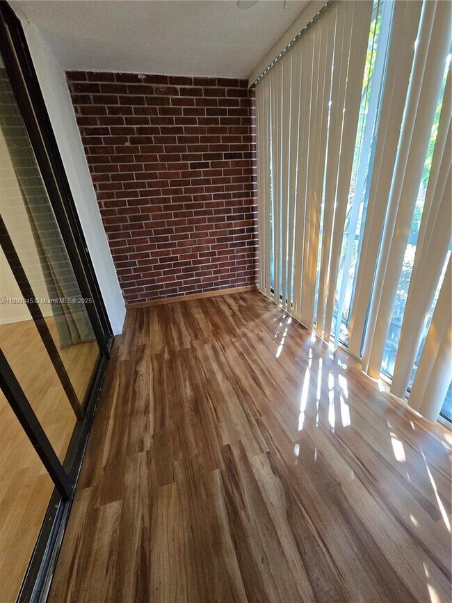 Building Photo - 3730 Inverrary Dr